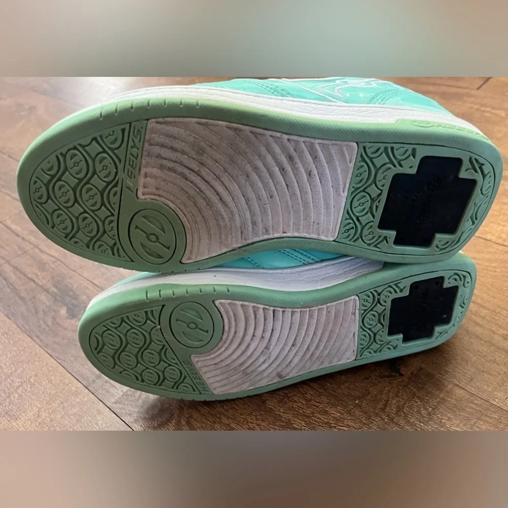 Heelys girls Seafoam green white shoes Sz 5 big girl